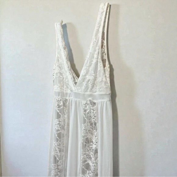 🪷 Elegant White Lace Nightgown - Picture 3 of 5